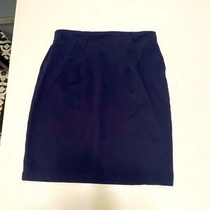 Women’s Lands End knee-length Skirt in Navy. Size 4